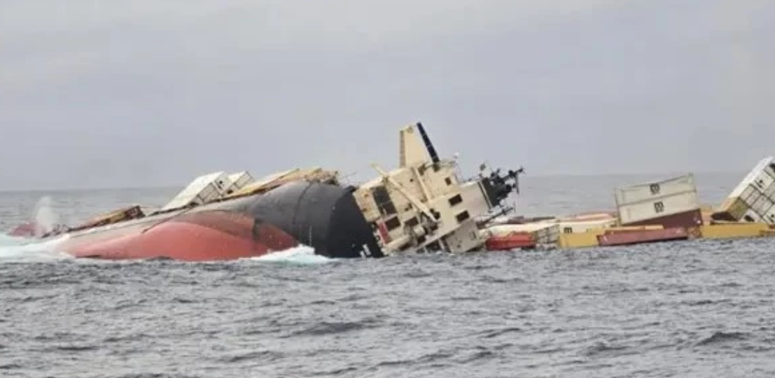 Kapal Bawa 640 Peti Kemas dan Bahan Kimia Berbahaya Tenggelam di India